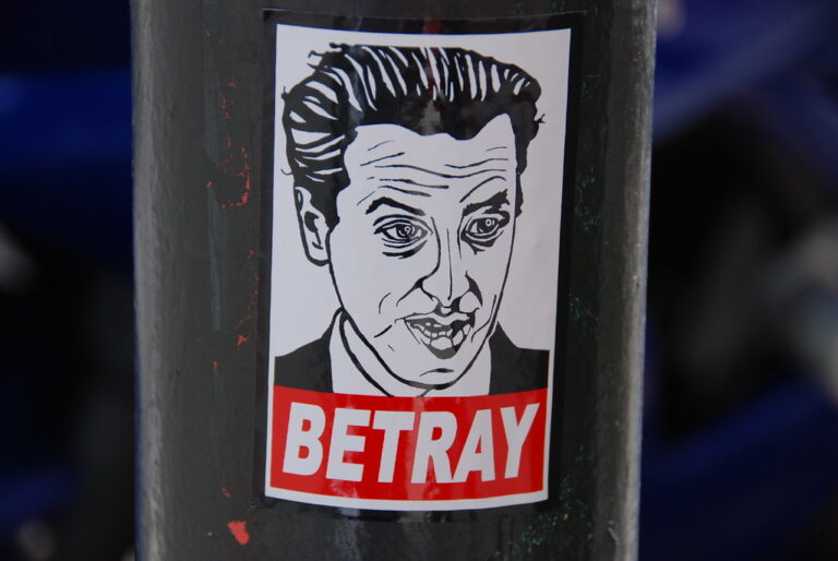 betray in Arabic